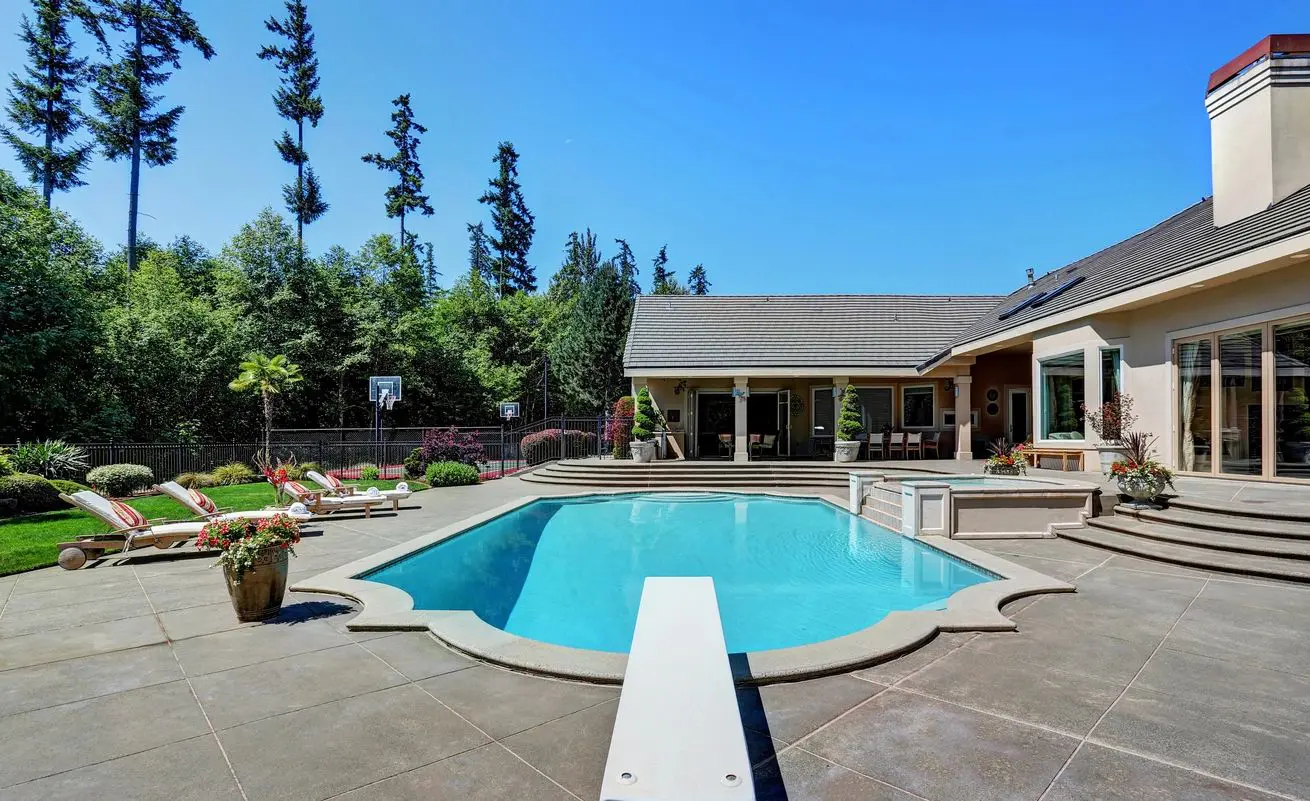 A pool with an empty swimming pool in the middle of it.